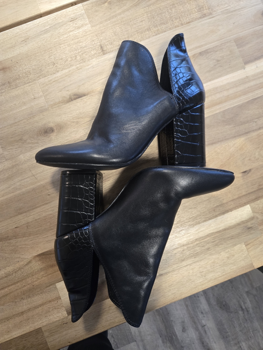 Steve Madden Rookie ankle boots with a croc-embossed heel and V-notch cutout - Picture 9 of 9